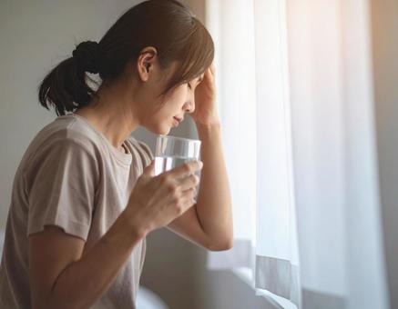 部屋でうつ病・体調不良に悩む日本人女性 部屋でうつ病・体調不良に悩む日本人女性の写真