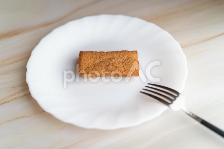 白い皿の上のフィナンシェとフォーク⑤ スイーツ,デザート,お菓子の写真素材