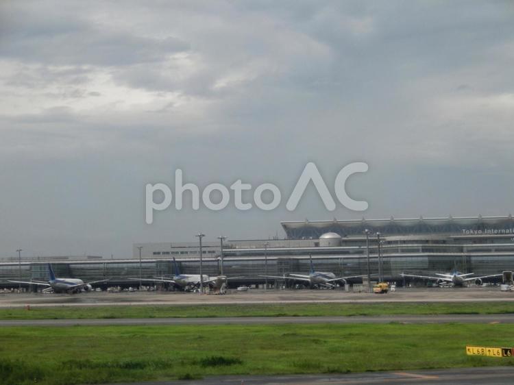 曇り日の羽田空港-2 曇り日の羽田空港,羽田空港,空港の写真素材