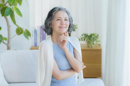 スキンケアをするシニア女性 美容,シニア,笑顔の写真素材