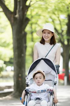 母親 育児 母親 育児 女性,人物,日本人の写真素材