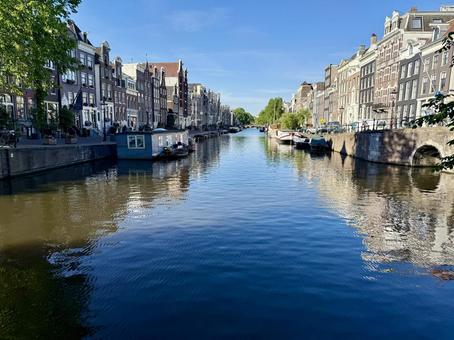オランダ・アムステルダム市街地の運河 オランダ・アムステルダム市街地の運河 オランダ,アムステルダム,アムステルダム中央駅の写真素材
