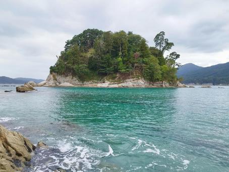 エメラルドグリーンの海と小さな島 エメラルドグリーンの海と小さな島 海,海辺,海に生える木の写真素材