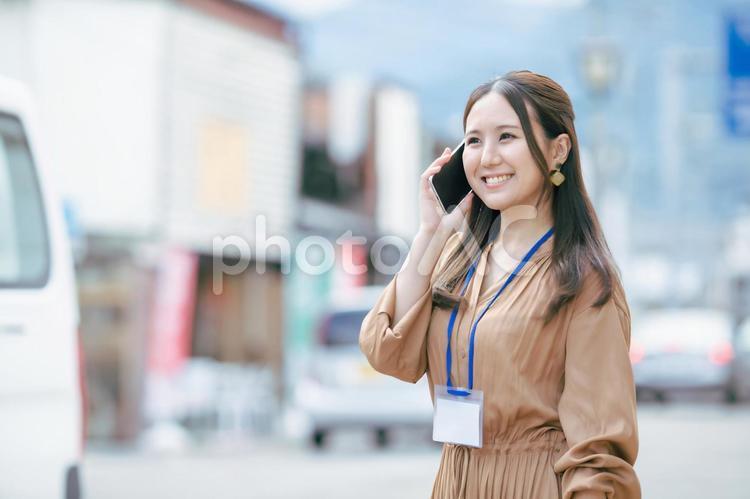 服装自由な会社でスマホを使うビジネスウーマン・会社員 スマホ,スマートフォン,電話の写真素材