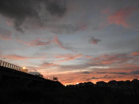 高速道路と夕焼け 高速道路と夕焼けの写真