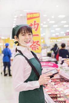 スーパーで働く人々 スーパーで働く人々 スーパー,スーパーマーケット,女性の写真素材