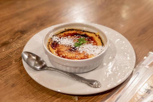 焦がしカラメルが香ばしいカタラーナ 焦がしカラメルが香ばしいカタラーナ カタラーナ,食べ物,スイーツの写真素材