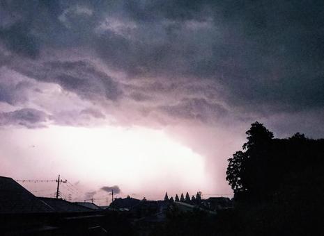 雷雲と光る空 雷雲,雷,雨雲の写真素材