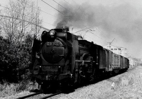 貨物列車の先頭に立つD51形 貨物列車の先頭に立つD51形の写真