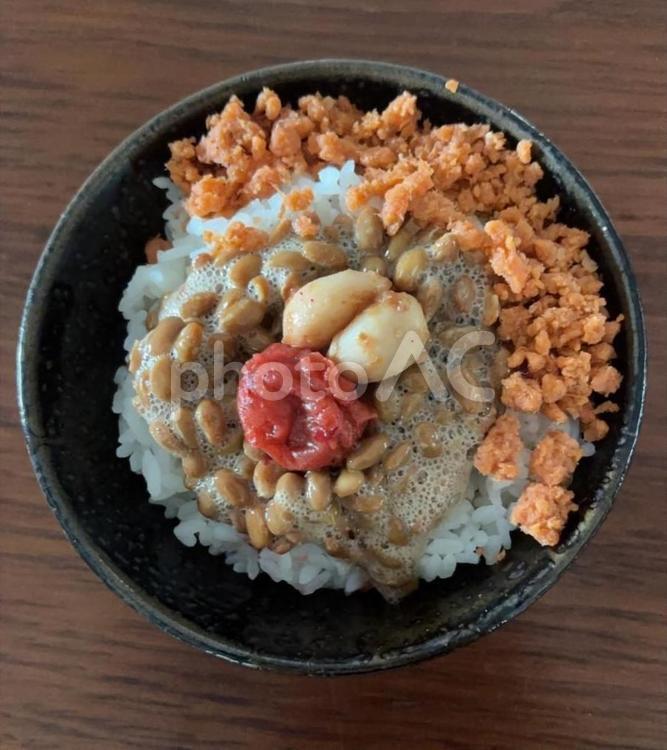 あきたこまちご飯に納豆と梅大蒜等の茶碗飯 茶碗飯,かつお梅,納豆の写真素材