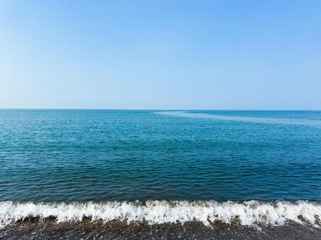 青い空と海と打ち寄せる波景色 海,青空,波の写真素材