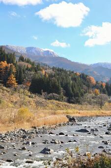 姫川　新潟　雪山 背景,姫川,風景の写真素材