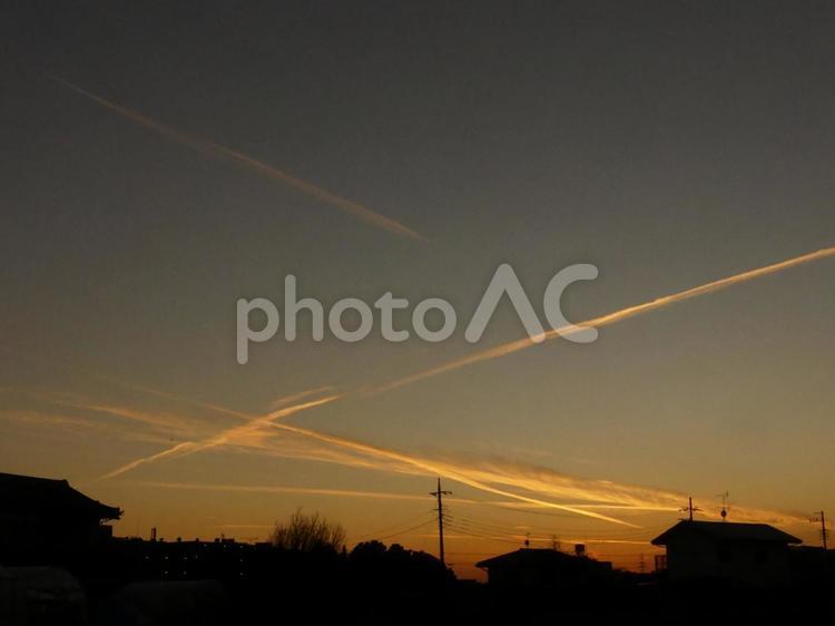 飛行機雲が幾つもクロスした夕景 飛行機雲,夕焼け,空の写真素材