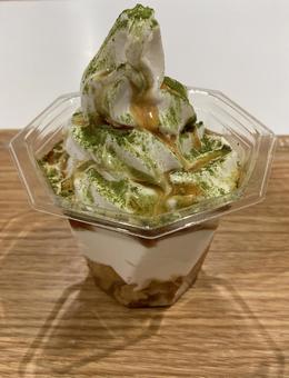 抹茶がけ黒みつソフトクリームパフェの写真