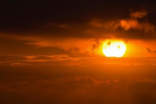 夕暮れの太陽の写真