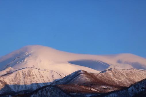 羅臼岳にかかる雲～北海道知床半島羅臼町 羅臼,羅臼岳,雲の写真素材