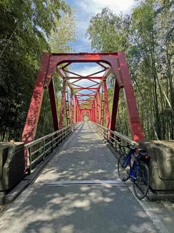 鵜の首橋と自転車_1 鵜の首橋,狭窄部,赤い橋の写真素材