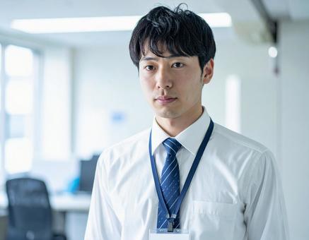 浮かない表情の男性の会社員 浮かない表情の男性の会社員の写真