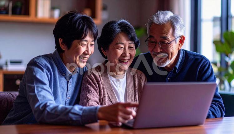 ビジネスマンが持つ画面を見るシニア夫婦 夫婦,相談,営業の写真素材