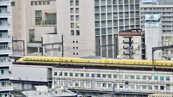 もうすぐ広島駅に着く、ドクターイエロー もうすぐ広島駅に着く、ドクターイエロー ドクターイエロー,新幹線,ビルの写真素材