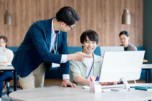 オフィスで働くビジネスパーソン オフィスで働くビジネスパーソン ビジネスマン,オフィス,笑顔の写真素材