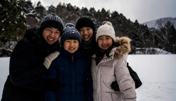 家族、雪の写真