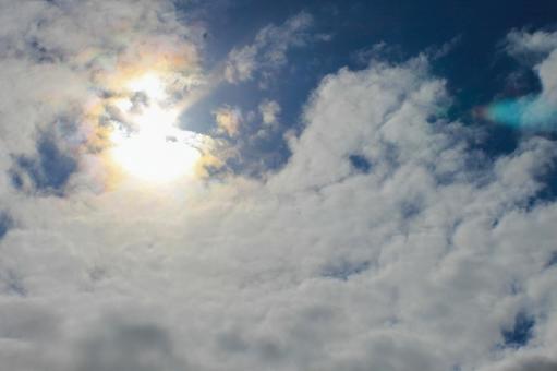 雲の合間から顔を覗かせる光り輝く太陽 雲の合間から顔を覗かせる光り輝く太陽の写真
