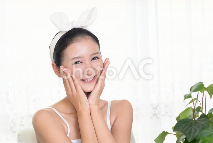 フェイスケアをする女性 スキンケア,女性,女の写真素材