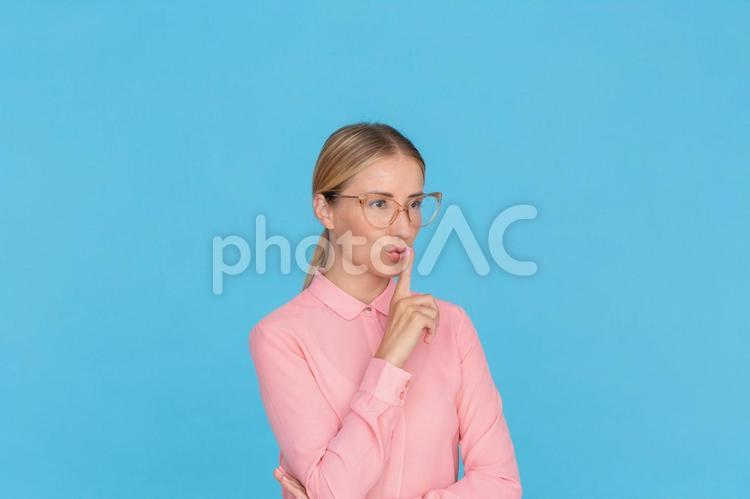 しーとジェスチャーするメガネの女性 女性,メガネ,若者の写真素材