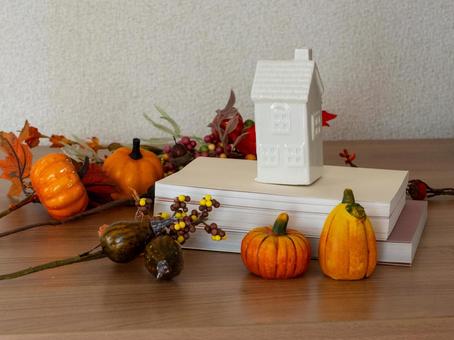 本の上の白い家のオブジェ かぼちゃ,本,書籍の写真素材