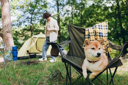 犬と並んで笑顔を見せる男性の写真