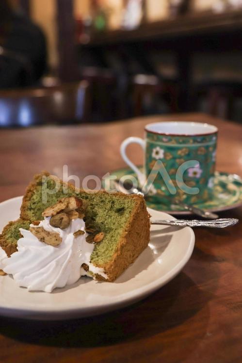 シフォンケーキとコーヒー シフォンケーキ,抹茶,生クリームの写真素材