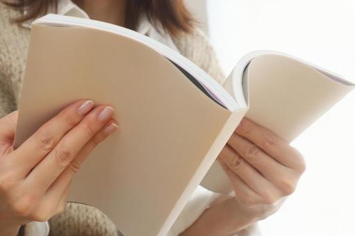 本を読む女性 女性,読書,本の写真素材