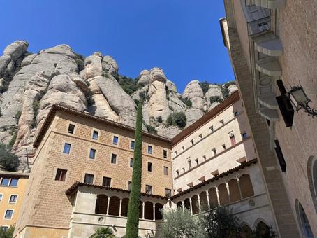 モンセラット大聖堂のアーチ窓 モンセラット大聖堂のアーチ窓 バルセロナ,スペイン,カタルーニャの写真素材