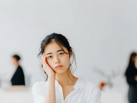 疲れを感じる若い女性 疲れを感じる若い女性の写真