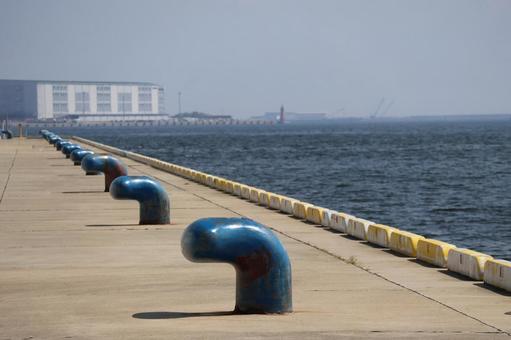 たくさんのボラードのある海岸と海と空と街 たくさん,ボラード,海岸の写真素材