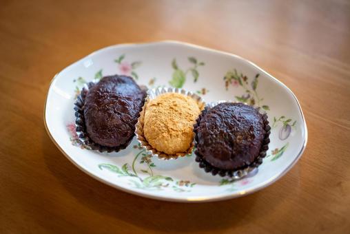 あんこときな粉のおはぎ三種 和菓子,おはぎ,あんこの写真素材