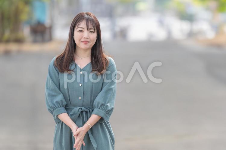 街並みと爽やかな女性 女性,美容,化粧の写真素材