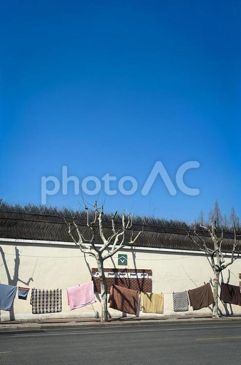 青空の下に広がる生活の風景と洗濯物 街角,中国,洗濯物の写真素材