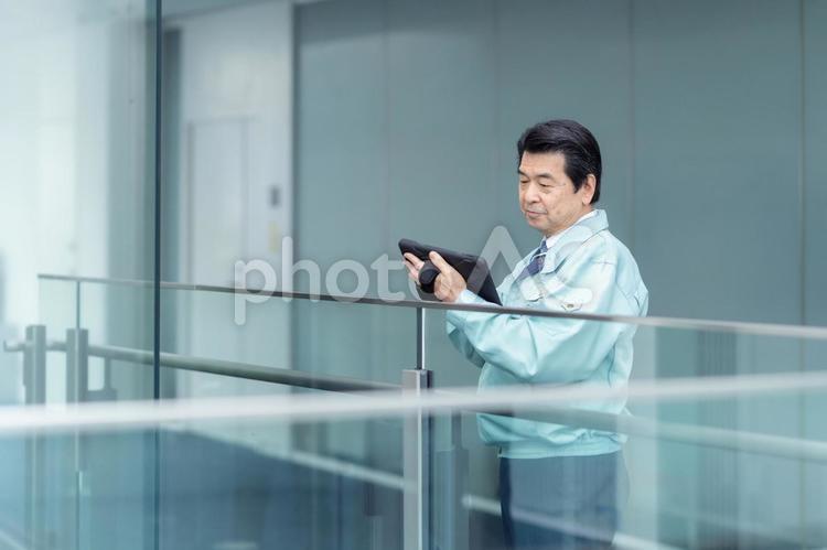 ビルメンテナンスする男性のエンジニア エンジニア,男性,ビルメンテナンスの写真素材