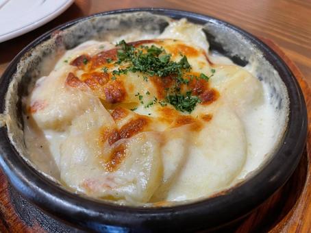 チーズたっぷり熱々グラタン チーズたっぷり熱々グラタンの写真