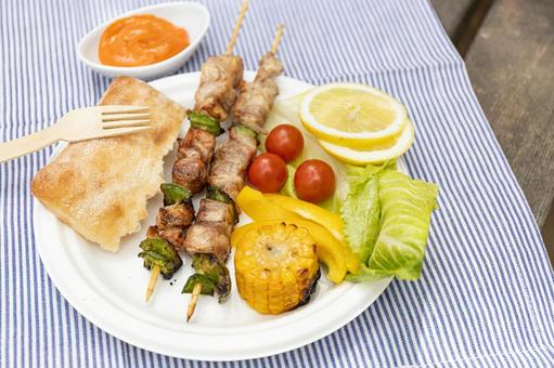ストライプの布に置かれた紙皿の料理 食べ物,バーベキュー,紙皿の写真素材
