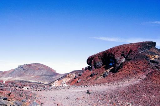 火口縁を歩く、非日常のトレッキング 富士山,宝永火口,火山の写真素材