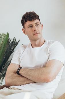 椅子に座って腕組みをする男性 男性,外国人,欧米人の写真素材