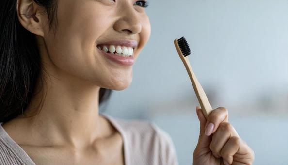 歯磨きする女性 歯磨きする女性の写真