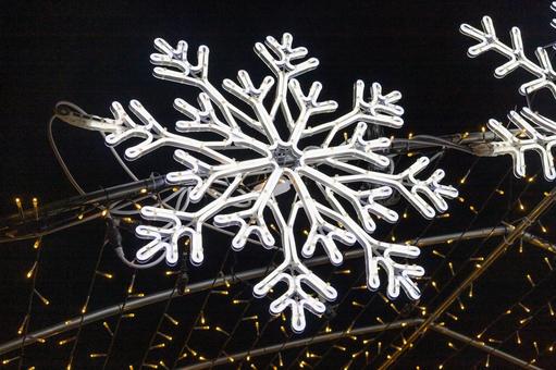 雪の結晶デザインのイルミネーション 雪の結晶デザインのイルミネーション イルミネーション,飾り,きれいの写真素材