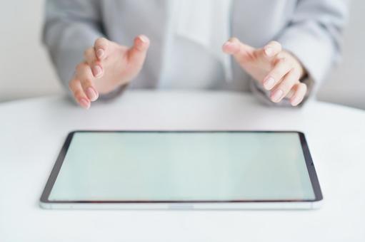 タブレットPCを操作する女性 タブレットPCを操作する女性 ビジネス,情報,インターネットの写真素材