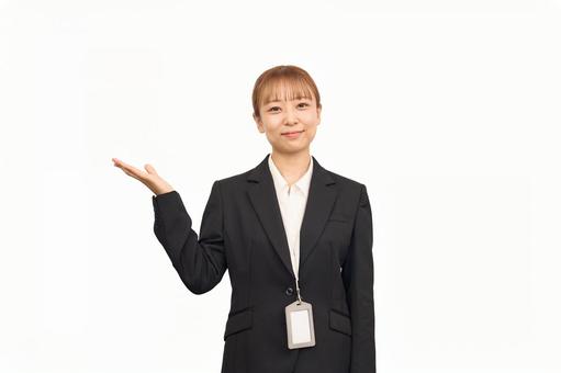 どうぞのポーズをビジネススーツを着た女性 どうぞのポーズをビジネススーツを着た女性 女性,ビジネスウーマン,顔の写真素材