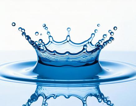 青く透明感のあるミルククラウンと波紋 青く透明感のあるミルククラウンと波紋の写真