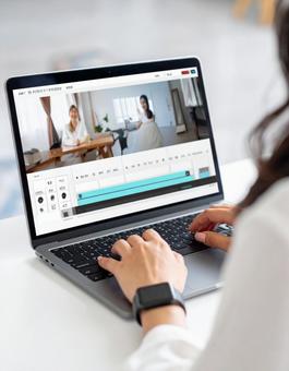 動画編集をしている女性 動画編集をしている女性の写真